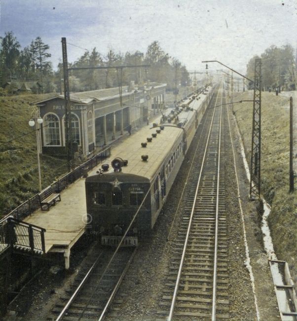 Электросекция СР-2758 на станции "Пионерская". 1955 год.  "Электросекциями" назывались первые электропоезда СР..