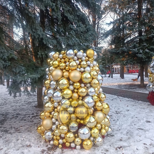 В этом сезоне на Театральном катке, судя по всему, вместо ёлки будет целый арт-объект из новогодних шаров,..