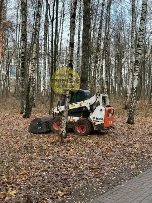 Кто бульдозер потерял? 😅
Стоит ржавеет в парке Дубки уже 11 дней никому не..