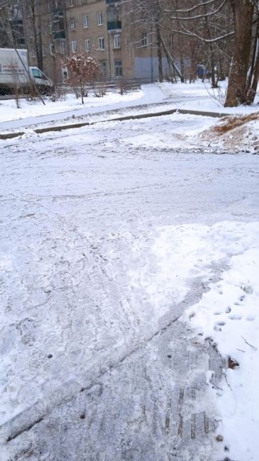 На улице Чапаева не проводят противогололёдную обработку. Очень скользко, вся улица во льду. Просьба принять..