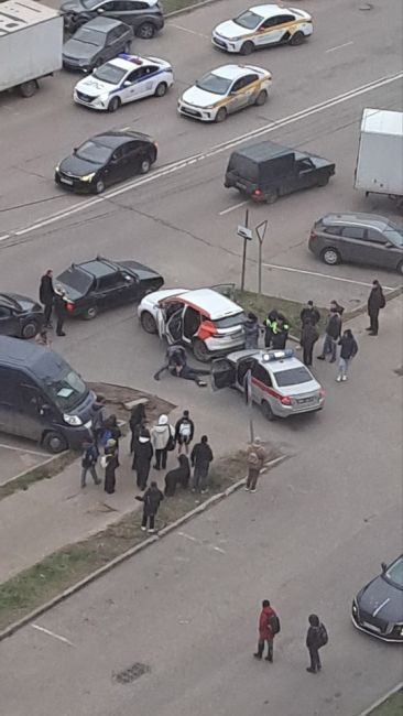 ⚡Переиграли в ГТА арендаторы каршеринга в Дрожжино.  Погоню по дворам человейников сняли очевидцы. По..