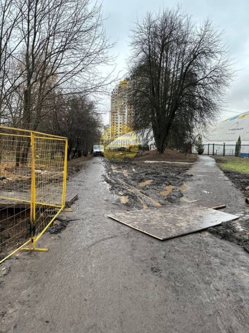 Грязевое месиво в парке Толстого со стороны ул.Кудрявцева 😱  Будет интересно к следующему лету сравнить эту..