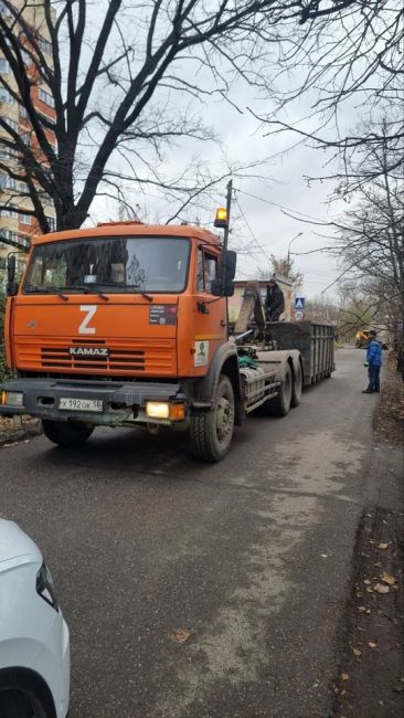 Прошу донести до данных сотрудников, что, согласно ПДД им запрещается самовольно перегораживать проезжую..