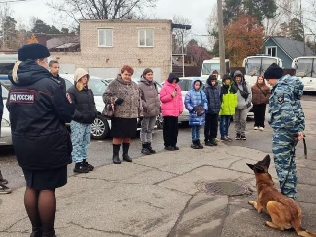 Дети из Красноармейска на увлекательной экскурсии в УМВД узнали о профессии полицейского.  Юные..