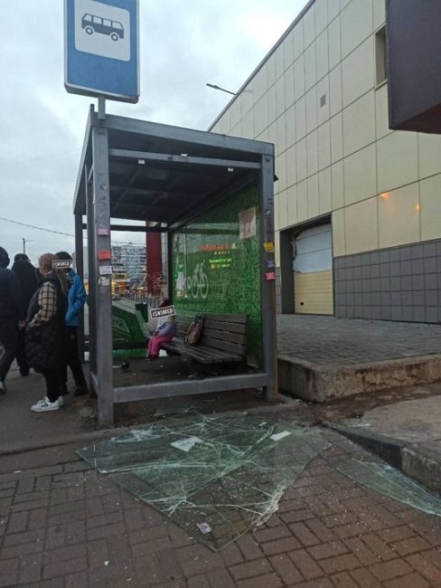 БЕСПРЕДЕЛ В КУЧИНО 🤬
Ну что за дела, опять остановку в Кучино разнесли! Теперь стекло выбито, и остановка в..