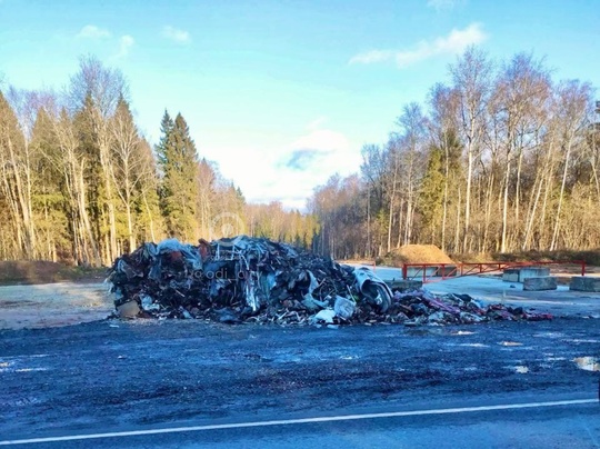 На Красногорском шоссе, недалеко от поворота к Власихе, зафиксирована большая гора мусора..