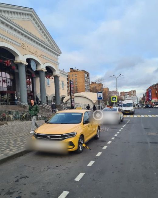 Таксистам, паркующим и оставляющим на долгое время автомобили на Привокзальной площади, надевают..