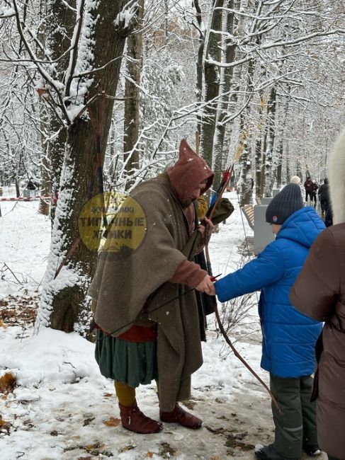 Тем временем, в парке Толстого проходят праздничные гуляния по случаю праздника..