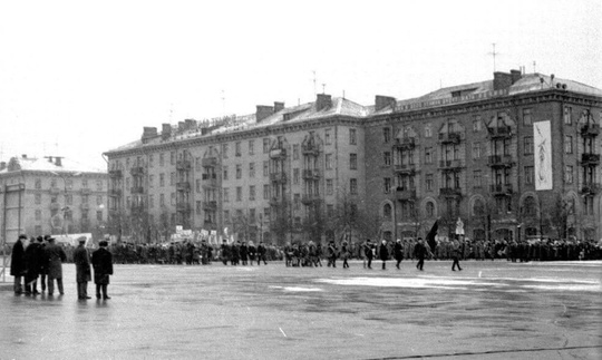 Демонстрация трудящихся и парад в честь победы Великой Октябрьской Революции, в советские годы проводилась..