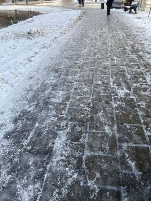 В Москве из-за гололедицы до понедельника продлили "желтый" уровень погодной опасности.  В Подмосковье тоже..