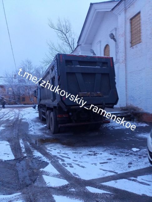 Площадка перед заколоченным клубом Луч прямо напротив шестой школы теперь используется для парковки..