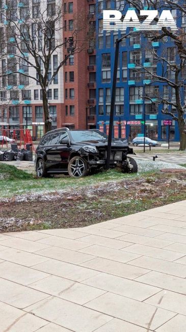 🫣В Новой Москве произошёл неприятный инцидент с автомобилем Mercedes. В салоне находилась женщина-водитель и..