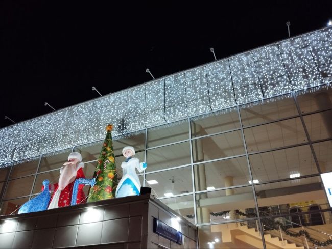 🎄В Крюково преобразили торговую зону.  Её украсили гирляндами и установили фигуры Деда Мороза и..