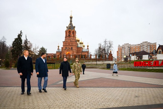 Утро в Раменском началось с зажжения Вечного огня на площади Победы. Жителей округа на церемонию, похоже,..