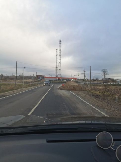 При съезде с автодороги А-108 в посёлок Загорские Дали, Сергиево-Посадского района, 07.11.2024 стоял тонар, скорее..