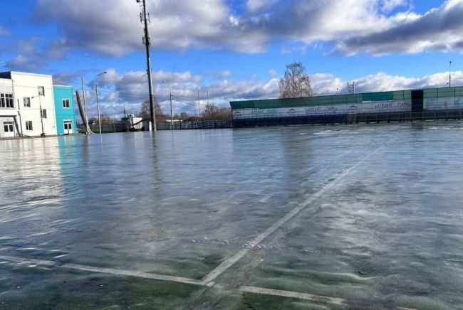 На Обуховском стадионе заливают каток!⛸️ 
Завершена заморозка чернового льда, специальная машина сделает..