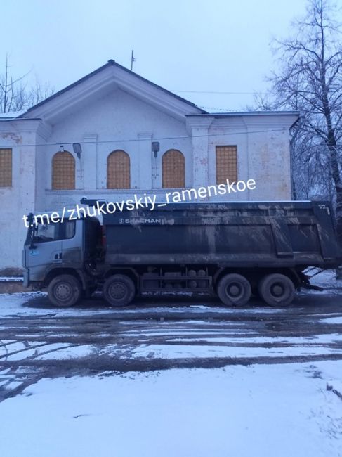 Площадка перед заколоченным клубом Луч прямо напротив шестой школы теперь используется для парковки..