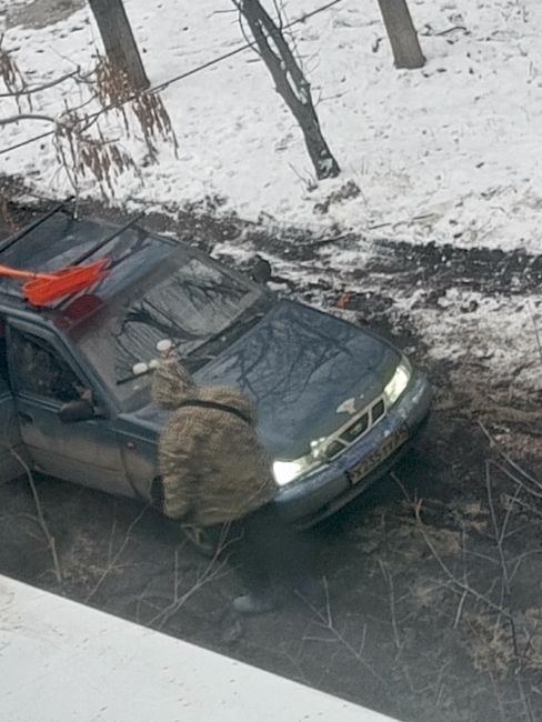 Ул. Клубная д. 24
Приехали сегодня,сделали фото у 2 подъезда и уехали. Мол все убрали. 
По итогам все во льду и..