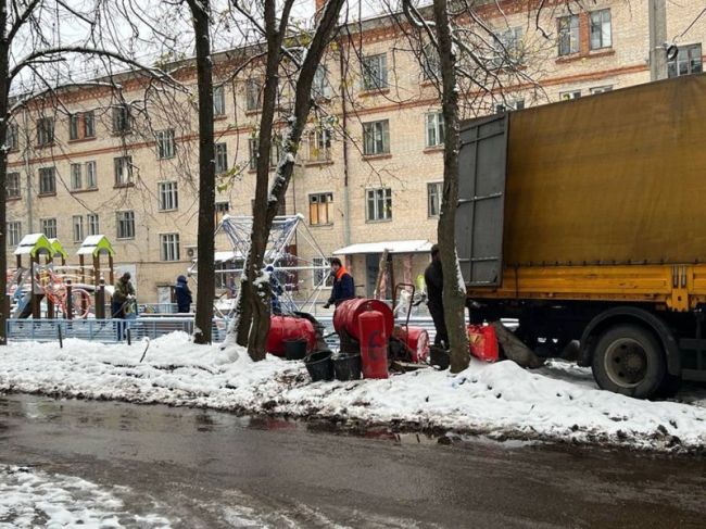 Если на детских площадках будут обнаружены недостатки, покрытие, уложенное в снег, будет исправлено.  В..