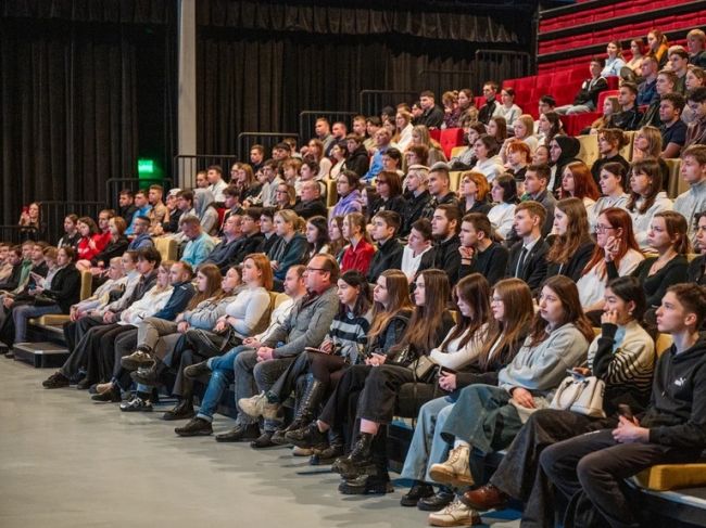 В Пушкинском округе прошел патриотический кинопоказ для молодежи.  Молодые жители городского округа..