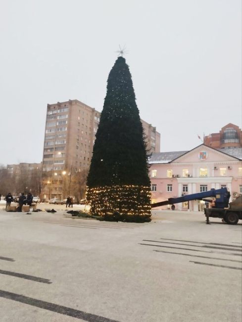 УЖЕ И В ЖЕЛЕЗКЕ ПОСТАВИЛИ ЁЛКУ 🎄
📸..