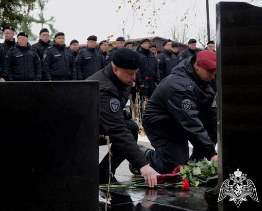 В Сергиевом Посаде росгвардейцы почтили память сотрудников, погибших при исполнении служебных..