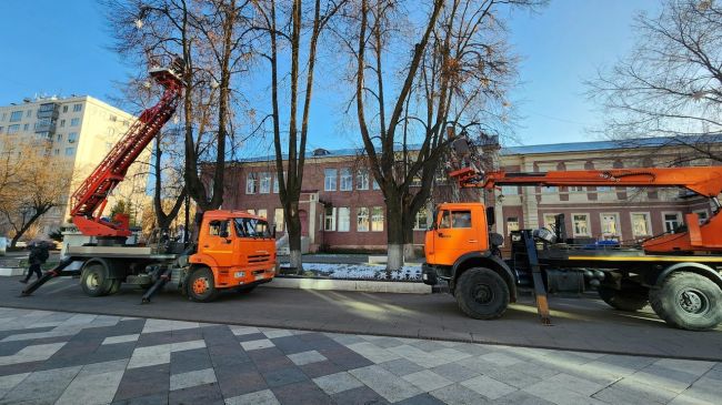 Деревья у Богородского украсили к Новому году. ☃️  В ближайшее время на Фонтанной площади установят..