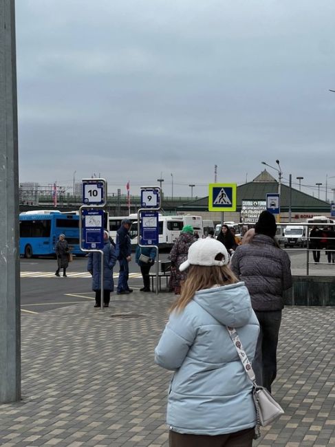 На обновленной Привокзальной площади наконец-то установили современные, удобные стойки с расписанием..