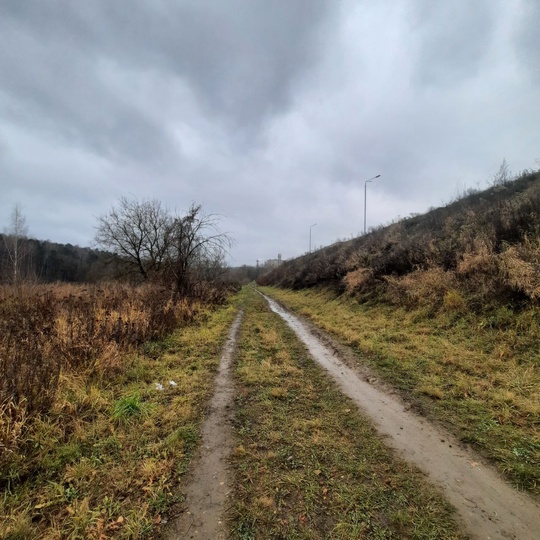 Уважаемая администрация города, пожалуйста, сделайте асфальтированную дорогу по данному маршруту к..