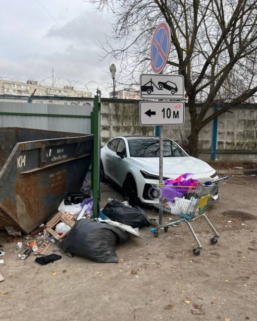 В 4 микрорайоне на свалку выкинули новенький китайский автомобиль..