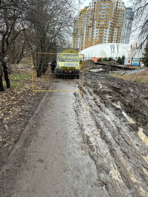 Грязевое месиво в парке Толстого со стороны ул.Кудрявцева 😱  Будет интересно к следующему лету сравнить эту..