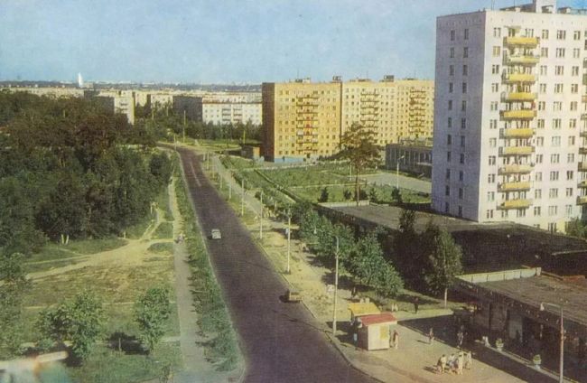 Комсомольская улица,1977. Из воспоминания местных жителей:  ✨ "Это дом 45 по Комсомольской! Внизу — магазин..