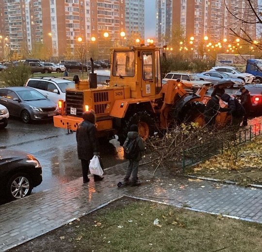 ЗАЧЕМ ЖЕ ТАК❓️
Обязательно на тротуар заезжать??? 
Есть место на дороге чуть..