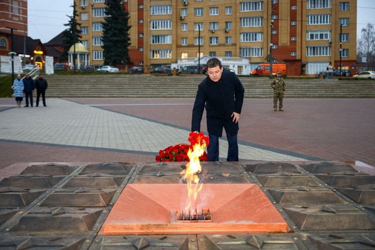 Утро в Раменском началось с зажжения Вечного огня на площади Победы. Жителей округа на церемонию, похоже,..