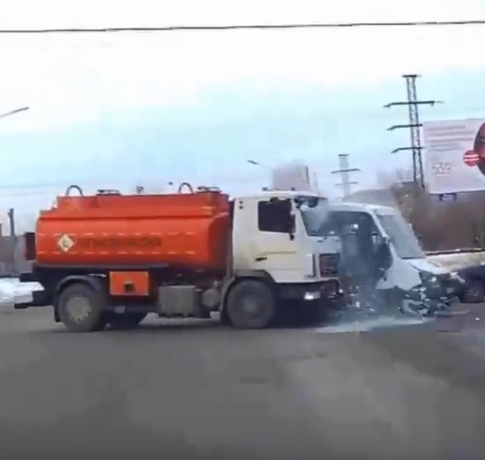 Вчера утром в Электростали грузовик влетел в автобус с пассажирами. ДТП сняли на регистратор сотрудники..