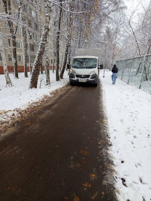 По улице Московское шоссе вдоль железной дороги проложен тротуар.
Является ли он проезжей частью для..