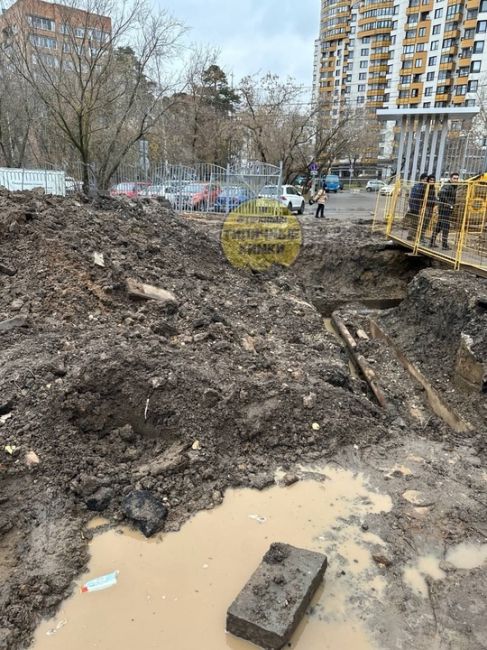 Грязевое месиво в парке Толстого со стороны ул.Кудрявцева 😱  Будет интересно к следующему лету сравнить эту..