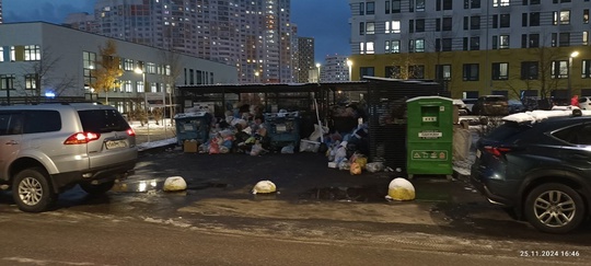 Уже ставшая традиционной мусорная свалка напротив клуба " Активное долголетие"(ул. Мира 37). Примите наконец..