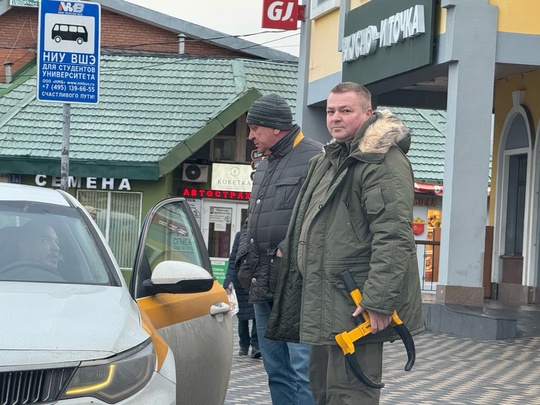 Во дворе дома Маковского 16, меняют асфальт. Дабы ночью не парковались машины, коммунальщики решили просто..