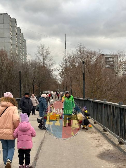 😡На пешеходном мосту между Заречной и новым светом курьер сбил маленького ребёнка. Несся на своем..