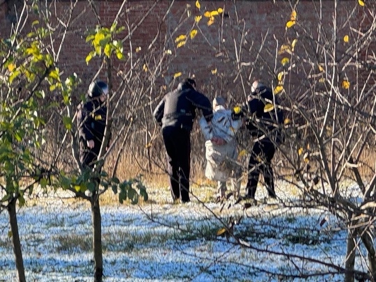 В Сергиевом Посаде, мкрн Ферма, в районе ГДО ходит мужчина с предметом, похожим на ружье, на место приехали..