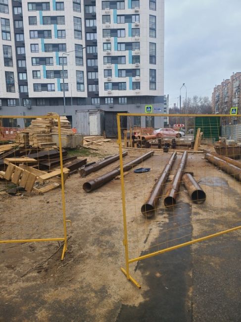 В центре Мытищ на ул. Университетской  между ТЦ "Красный Кит" и Воровского д.5  раскопали 3 котлована для..