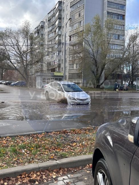 Пролетарская 11 а вторая машина рот развороте попадает в яму , огромная лужа за которой нет просвета..