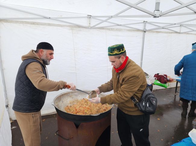 🔥 Сегодня в Центральном парке можно было попить чай из самого большого самовара, попробовать плов, бастурму..