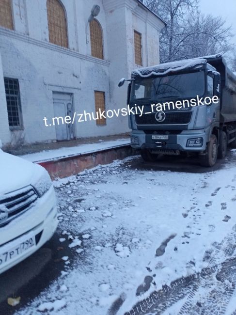 Площадка перед заколоченным клубом Луч прямо напротив шестой школы теперь используется для парковки..