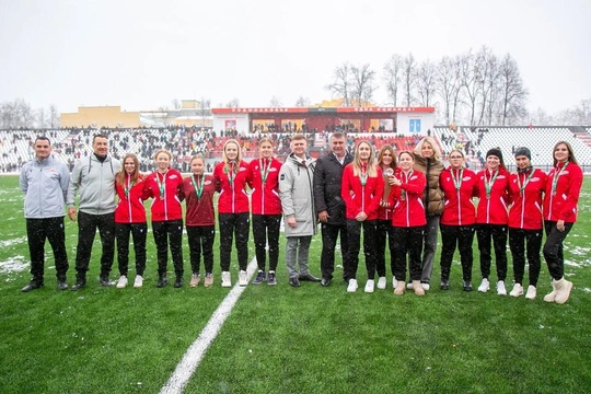 ⚽ 🥉 Коломенским футболисткам вручили награды на церемонии открытия стадиона «Авангард»  Игроки основной..