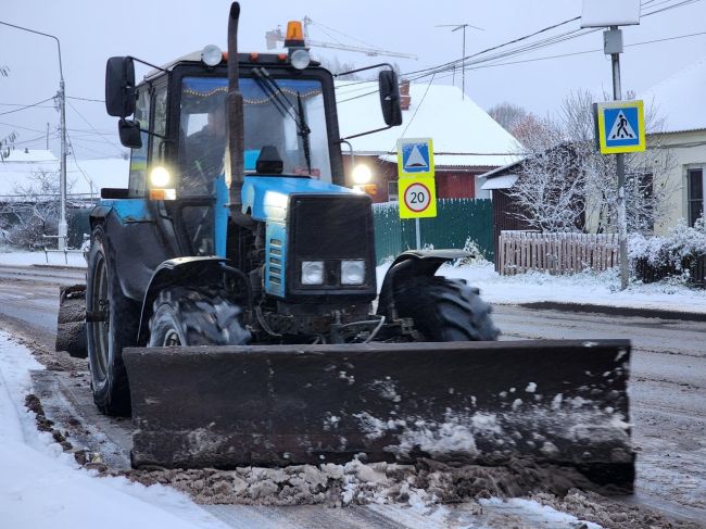 Пришло время синего трактора.❄️  Сегодня с 6 утра дворники орудуют лопатами, а техника вышла на маршрут в 8.
В..