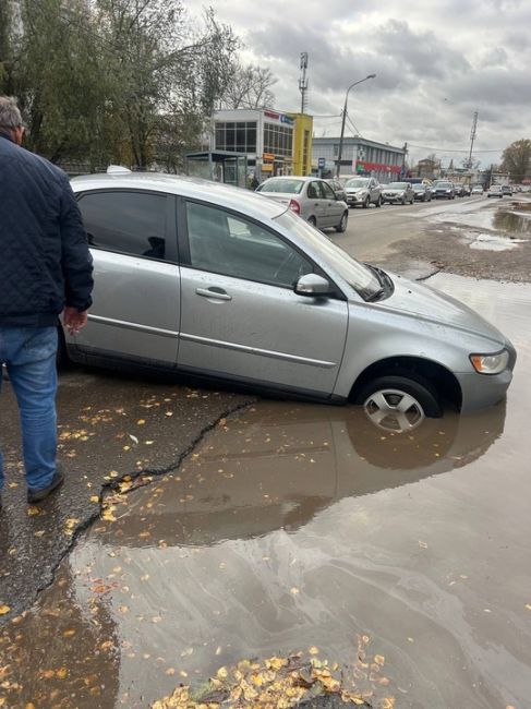 Пролетарская 11 а вторая машина рот развороте попадает в яму , огромная лужа за которой нет просвета..