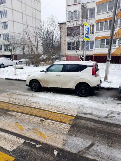 Здравствуйте. Вот так у нас паркуются люди которые видимо купили права или не знают знаков. Хотя впереди..