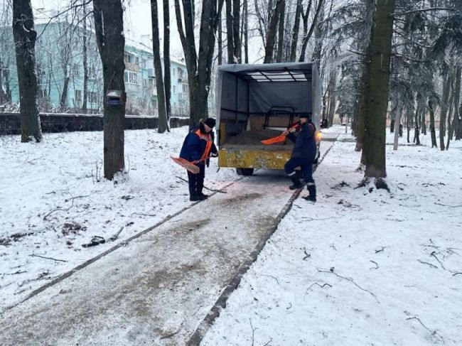 В Красноармейске после обращений жителей пешеходные дорожки посыпали песком.  Фото: МБУ «Городское..